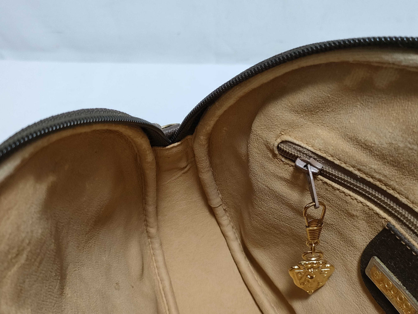 GUCCI GG Supreme Shoulder Bag