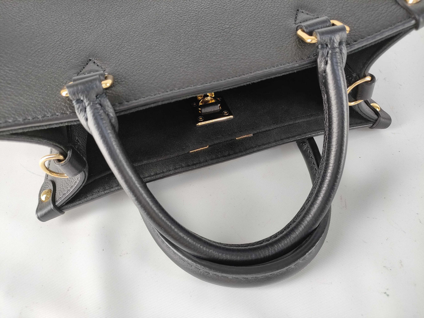 LOUIS VUITTON M22311 Vuitton Lock & Go Lock Me Handbag