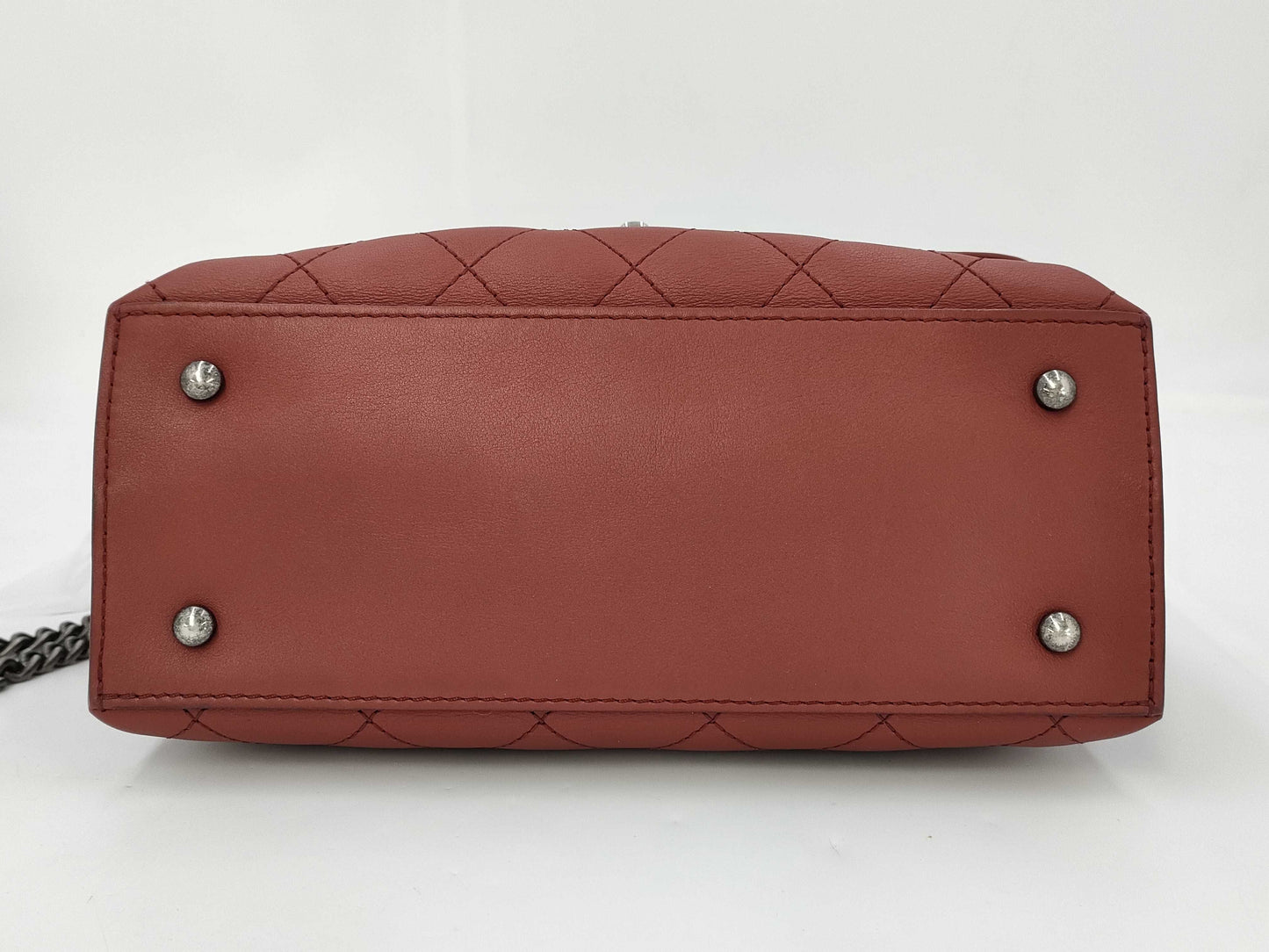 CHANEL Leather Handbag 22217391
