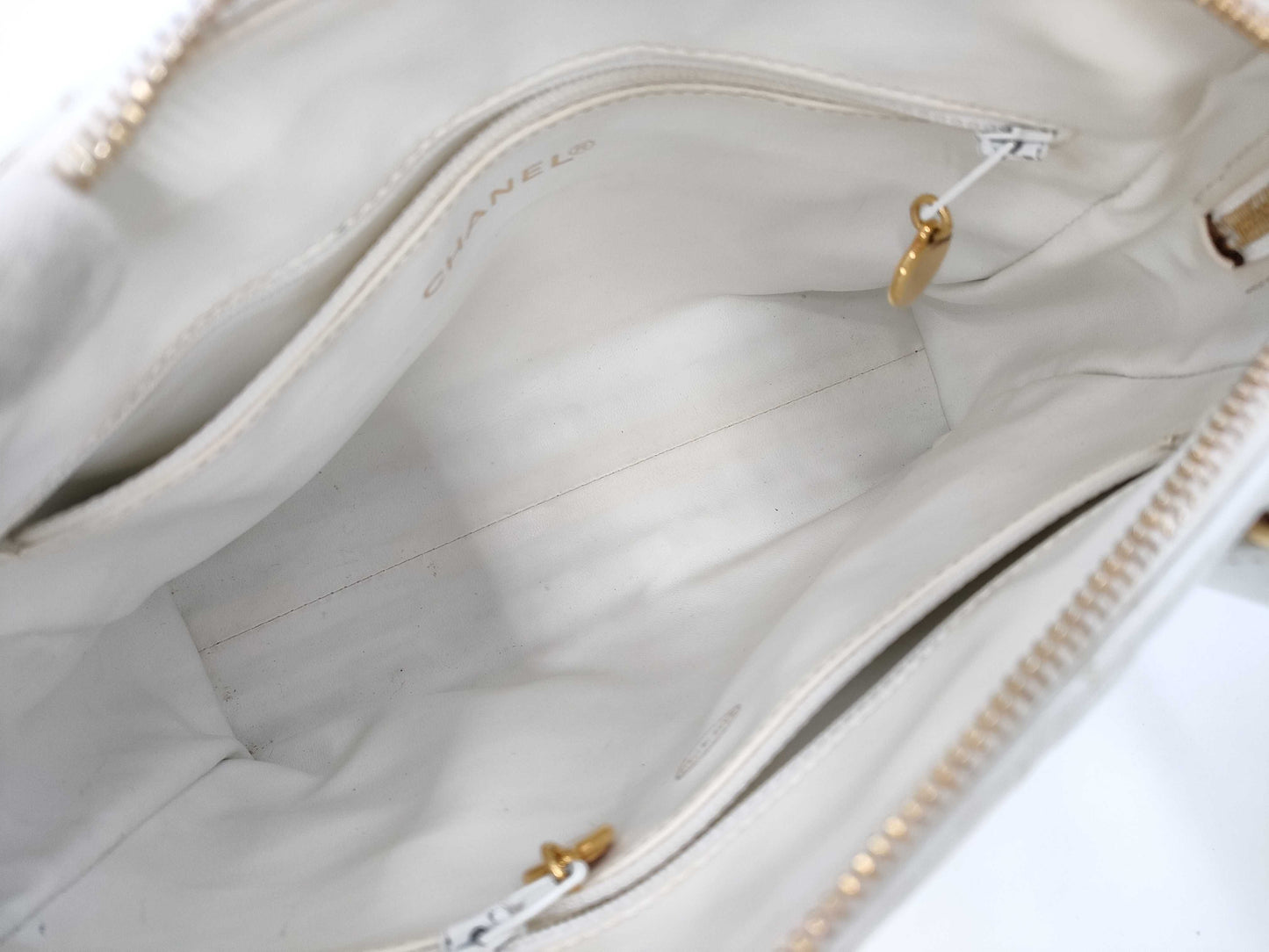 CHANEL Matelasse Hand White 2403494 Handbag