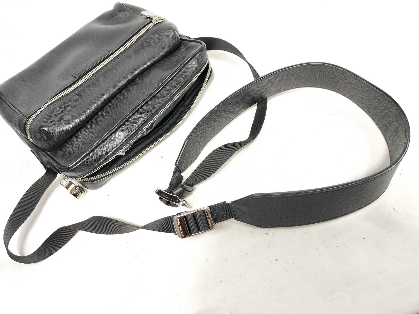LOUIS VUITTON Taiga Outdoor Messenger PM M33435 FO1168 Black RFID Enabled Shoulder Bag