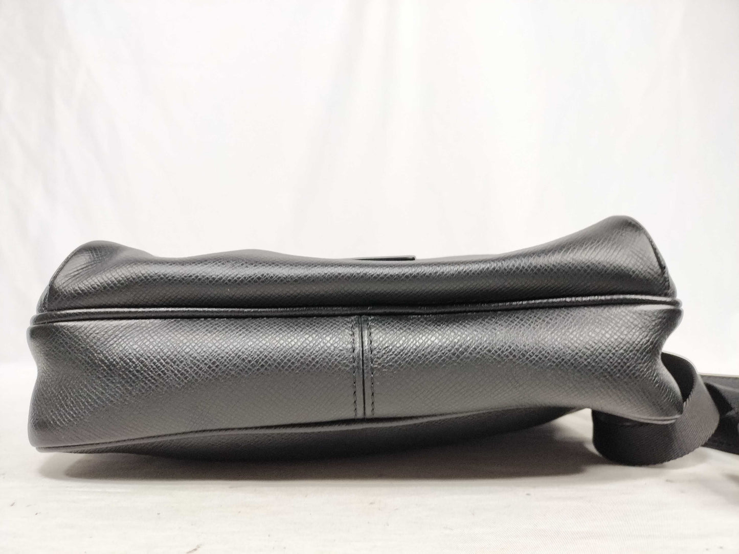 LOUIS VUITTON Taiga Outdoor Messenger PM M33435 FO1168 Black RFID Enabled Shoulder Bag