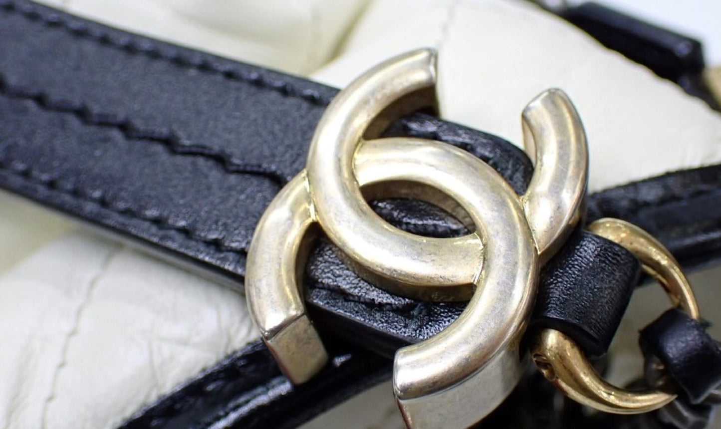 CHANEL Gabriel de White/Black Chain Shoulder Bag, No. 23, Shoulder Bag