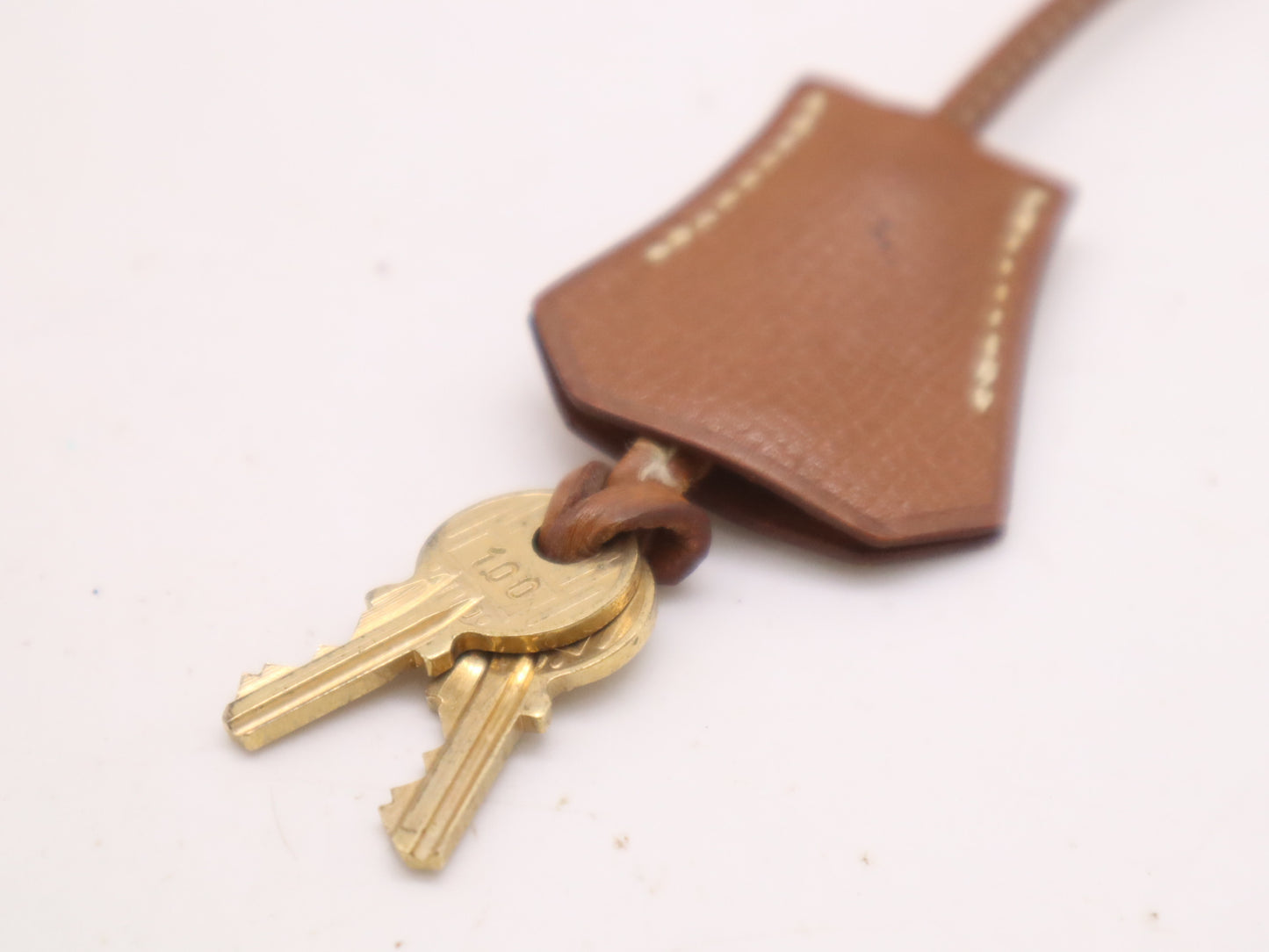 HERMES Kelly 32 Handbag with GD hardware, dust bag, padlock, clasp, and two keys.