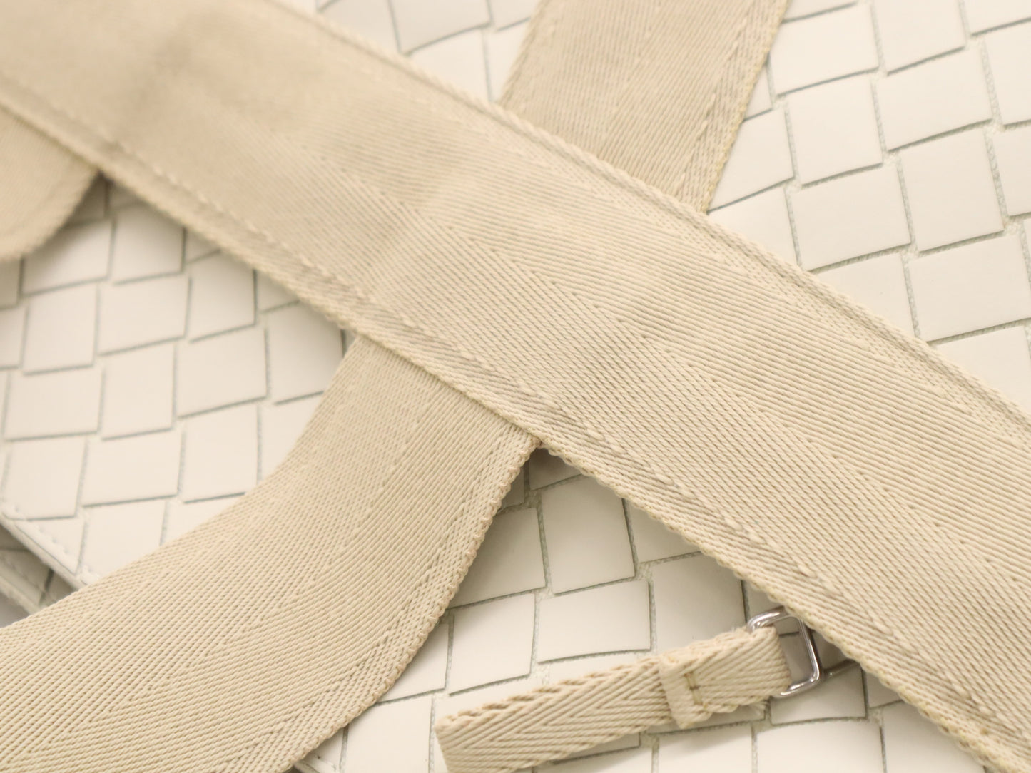 BOTTEGA VENETA P01574389N Intrecciato New Rubber Scorpito Tote Bag Beige White Tote Bag