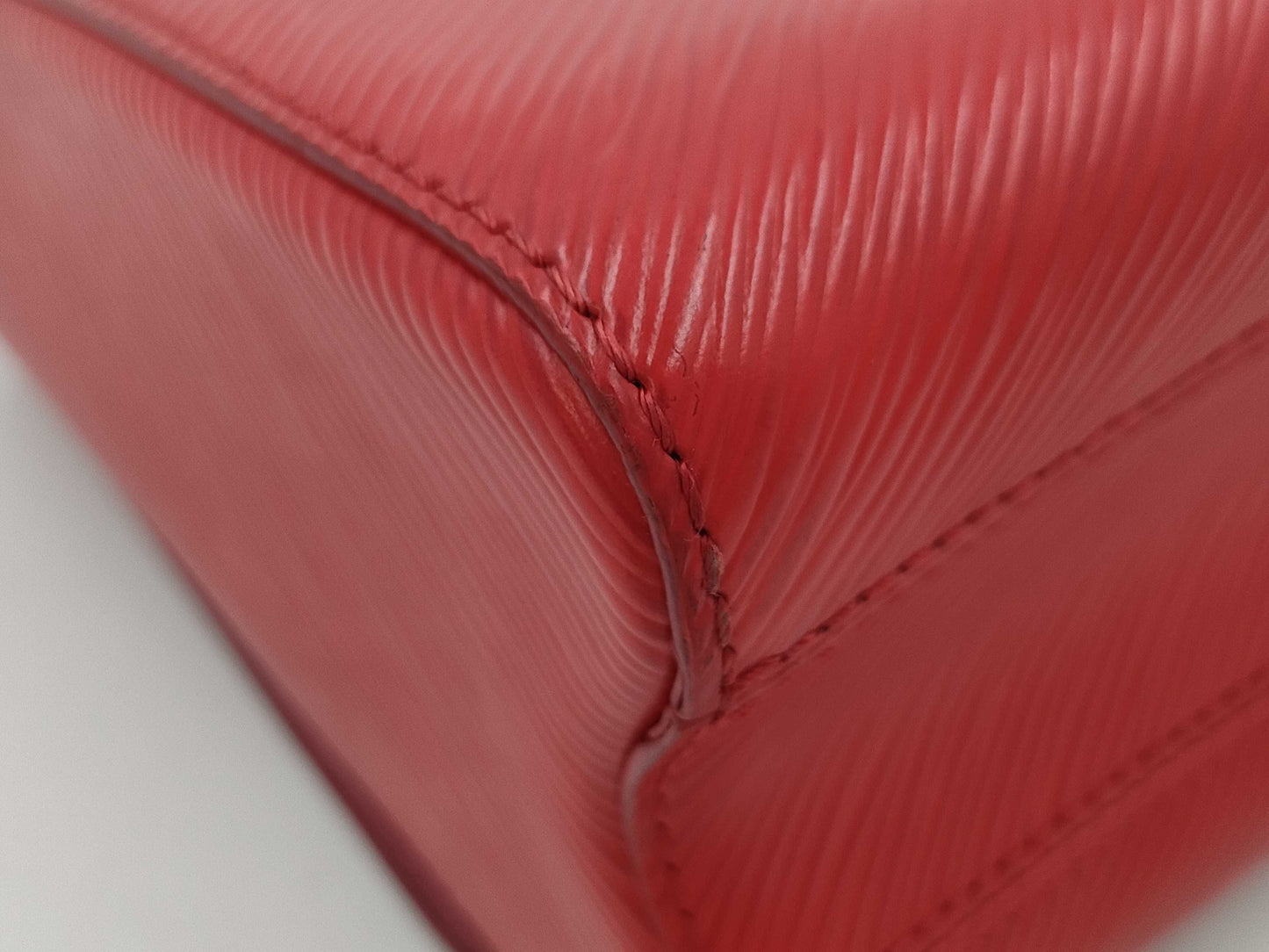 LOUIS VUITTON Twist MM Chain Shoulder Bag in Red with Silver Hardware and Epi Leather, M50523 FL3166, Mirrored Shoulder Bag