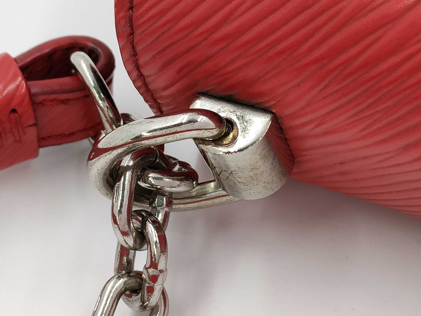 LOUIS VUITTON Twist MM Chain Shoulder Bag in Red with Silver Hardware and Epi Leather, M50523 FL3166, Mirrored Shoulder Bag
