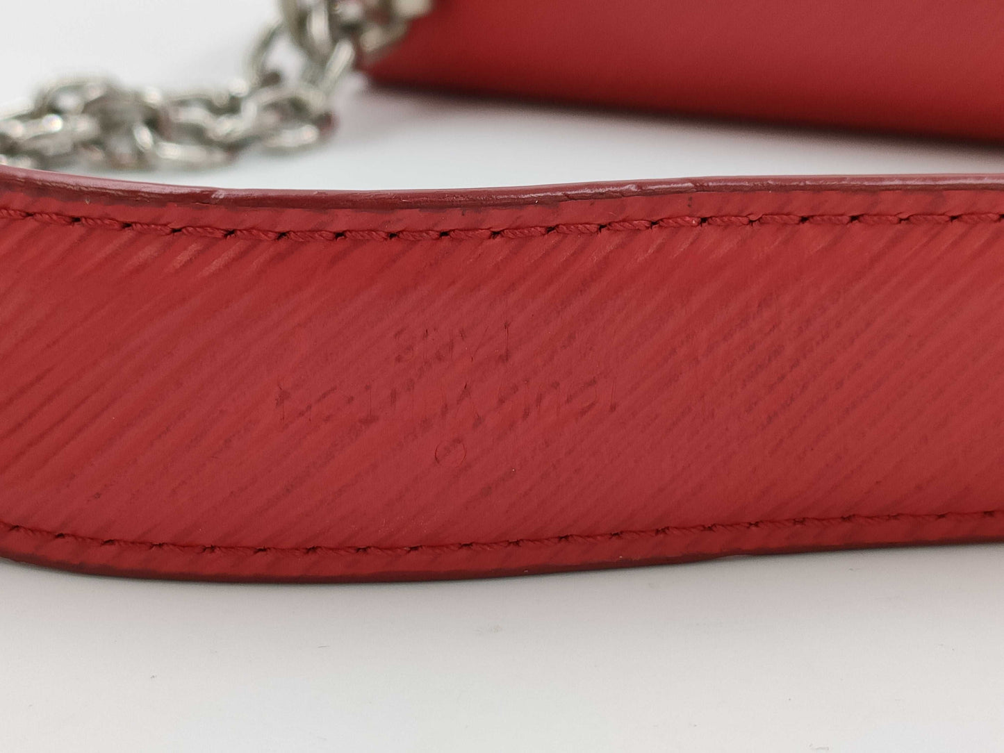 LOUIS VUITTON Twist MM Chain Shoulder Bag in Red with Silver Hardware and Epi Leather, M50523 FL3166, Mirrored Shoulder Bag