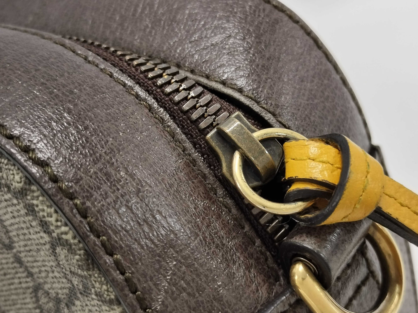 GUCCI Neo Vintage GG Supreme Messenger Shoulder Bag in Beige and Brown with Gold Hardware, Coated Canvas and Calfskin Leather, Item Number 476466 622011, Storage Box, Shoulder Bag