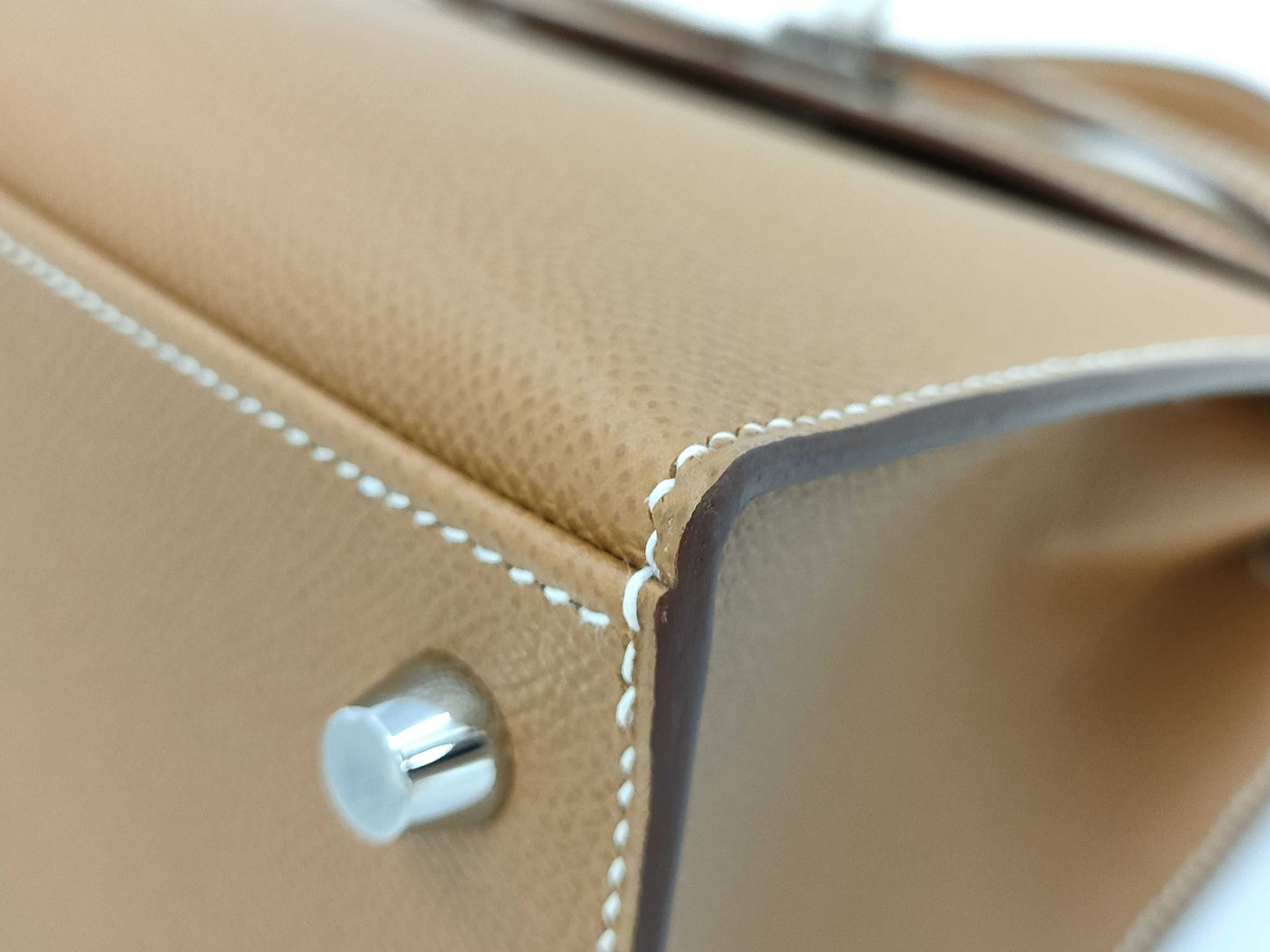 HERMES Kelly 25 handbag with gold exterior, Epsom finish, and silver hardware.