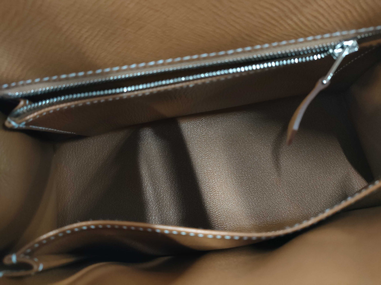HERMES Kelly 25 handbag with gold exterior, Epsom finish, and silver hardware.