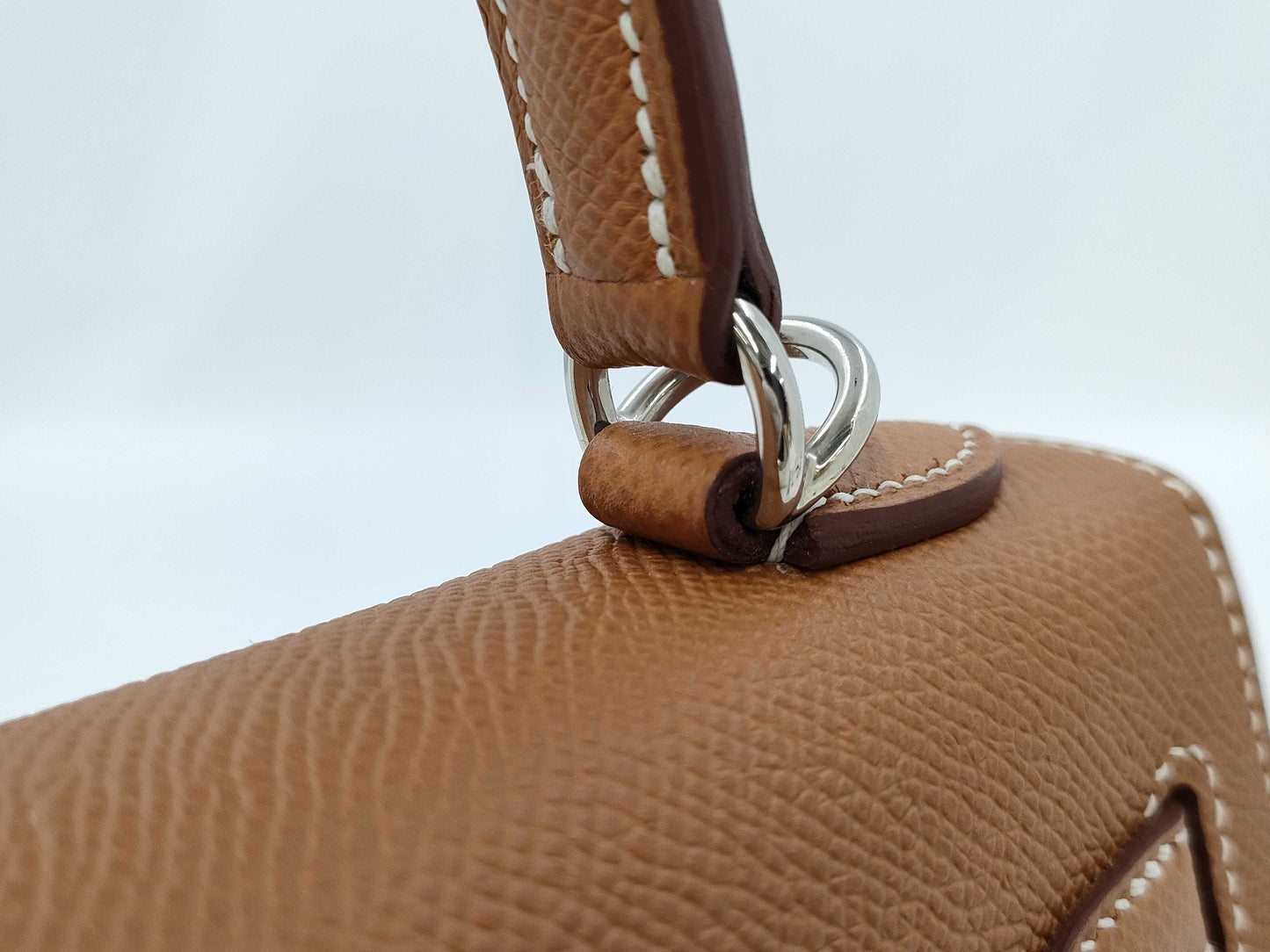 HERMES Kelly 25 handbag with gold exterior, Epsom finish, and silver hardware.