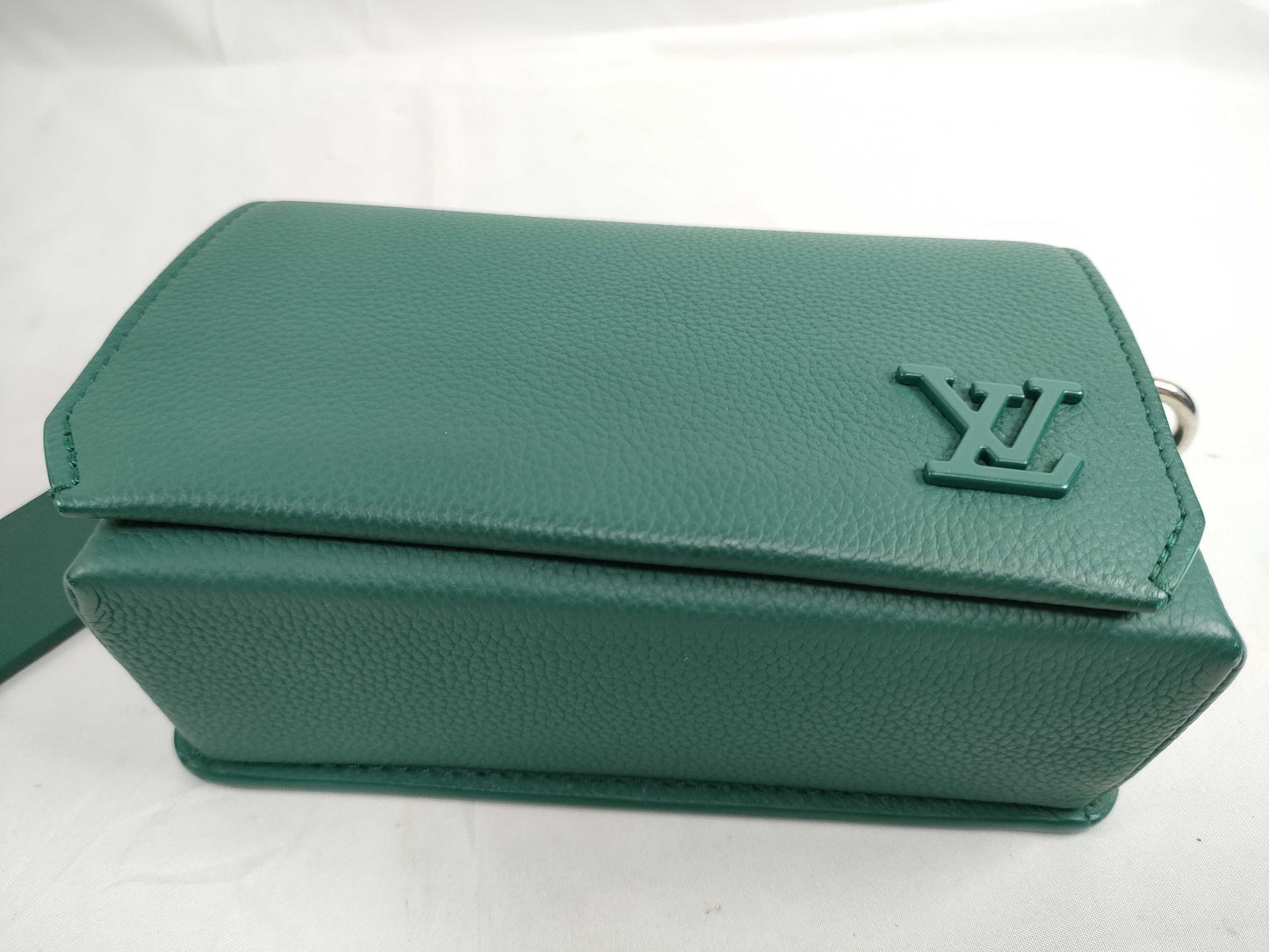 LOUIS VUITTON M 82367 LOUIS VUITTON LV Aerogram Fastline Wearable Wallet M82367 RFID Enabled Shoulder Bag