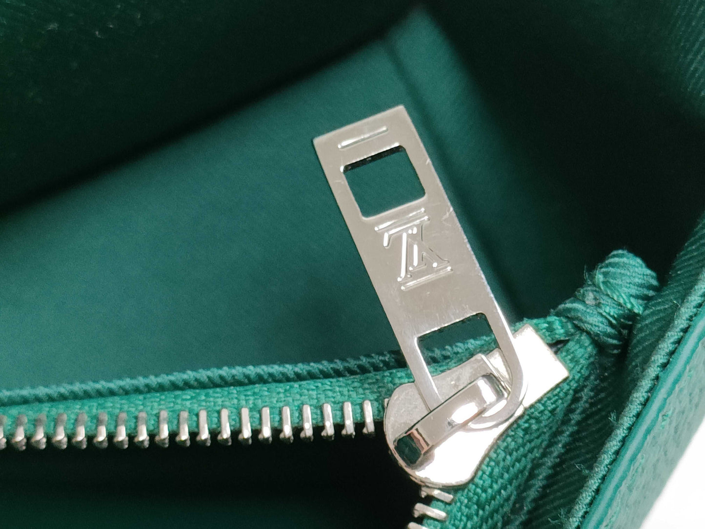 LOUIS VUITTON M 82367 LOUIS VUITTON LV Aerogram Fastline Wearable Wallet M82367 RFID Enabled Shoulder Bag