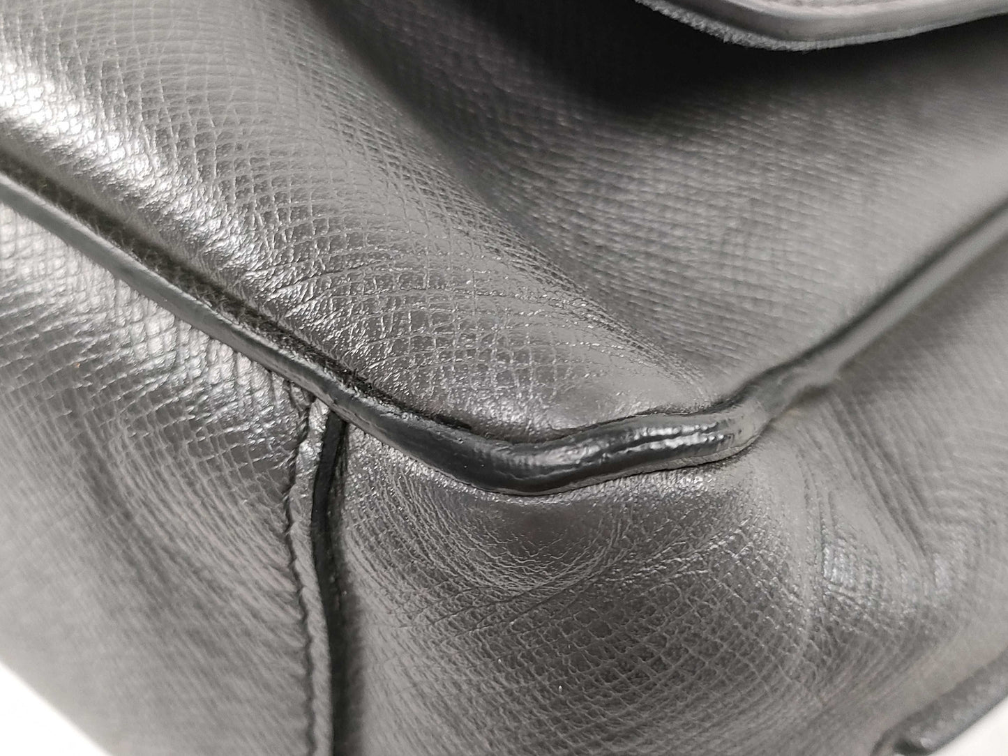 LOUIS VUITTON M 32627 Taiga LV Shoulder Bag