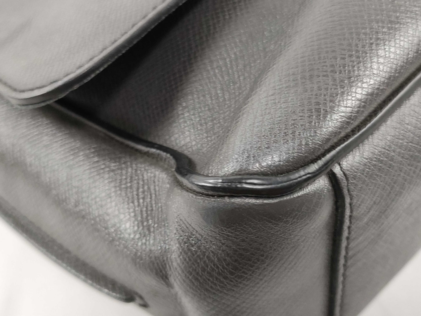 LOUIS VUITTON M 32627 Taiga LV Shoulder Bag