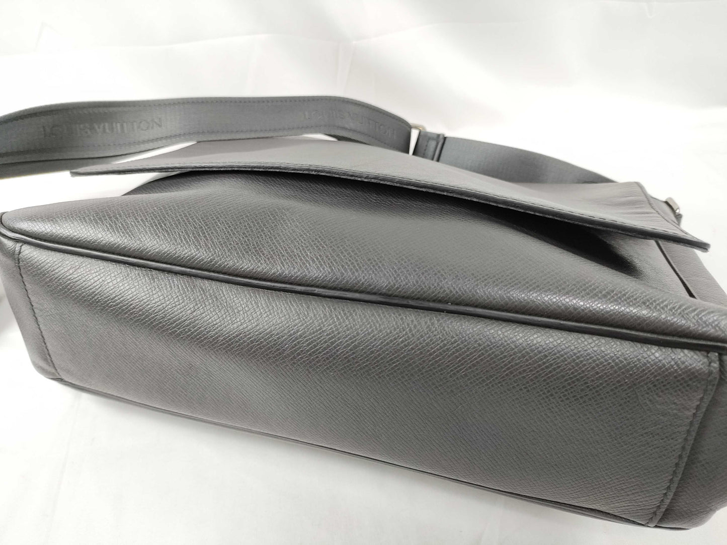 LOUIS VUITTON M 32627 Taiga LV Shoulder Bag