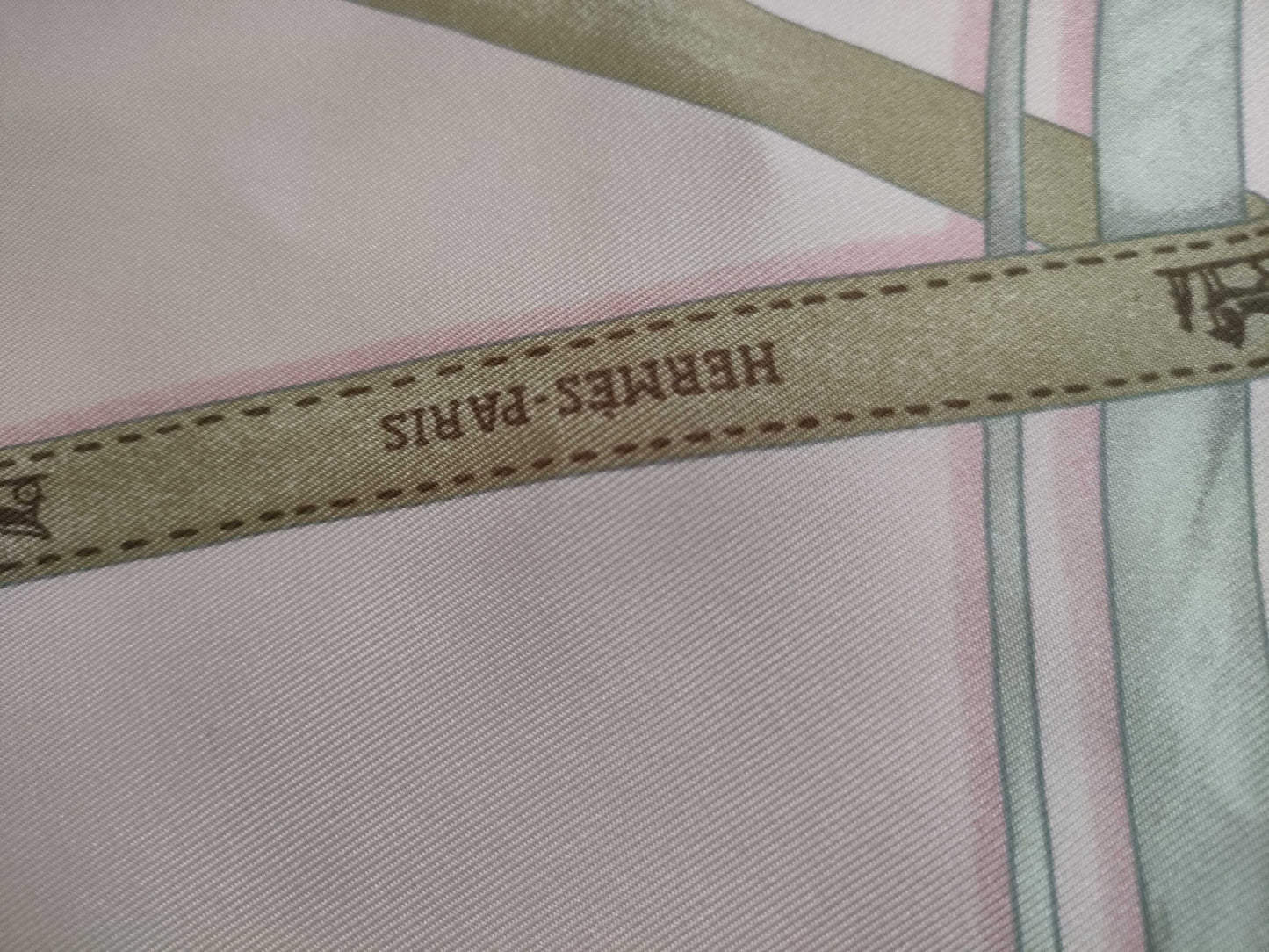 HERMES Carré 90 ATTRAPE TES REVES Catch Your Dream Pink Silk Other Accessories