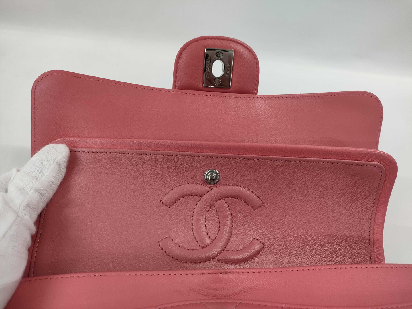 CHANEL V-stitch chain shoulder bag