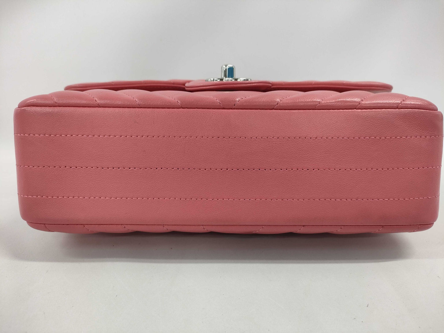 CHANEL V-stitch chain shoulder bag