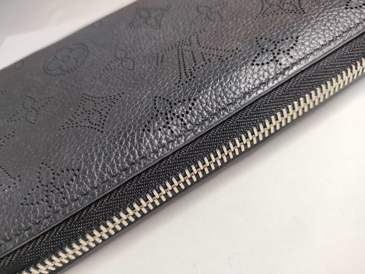 LOUIS VUITTON M61867 Mahina Zippy Wallet in Noir