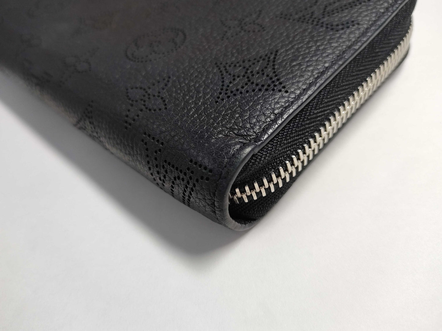 LOUIS VUITTON M61867 Mahina Zippy Wallet in Noir