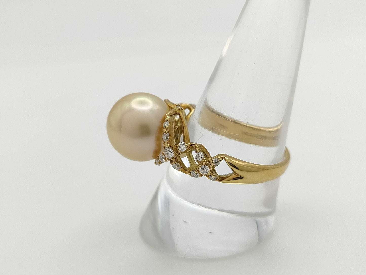 Pearl diameter: approx. 11.7mm, D0.40ct, 18K gold, 7.2g, ring
