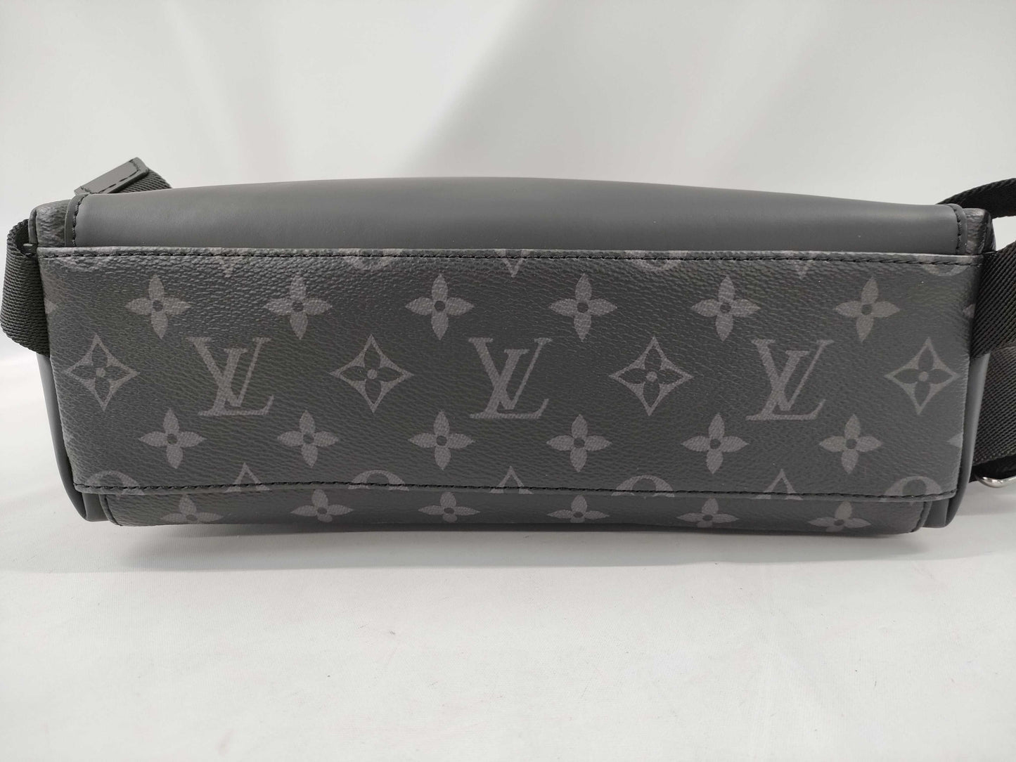 LOUIS VUITTON Monogram Eclipse Messenger Voyage Shoulder Bag M40511IC