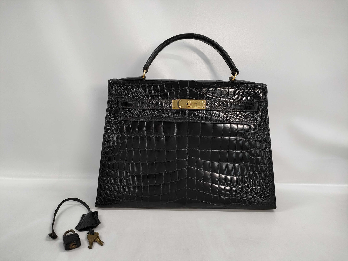 HERMES Kelly 32 Serie Caiman Black with Gold Hardware ○L Handbag