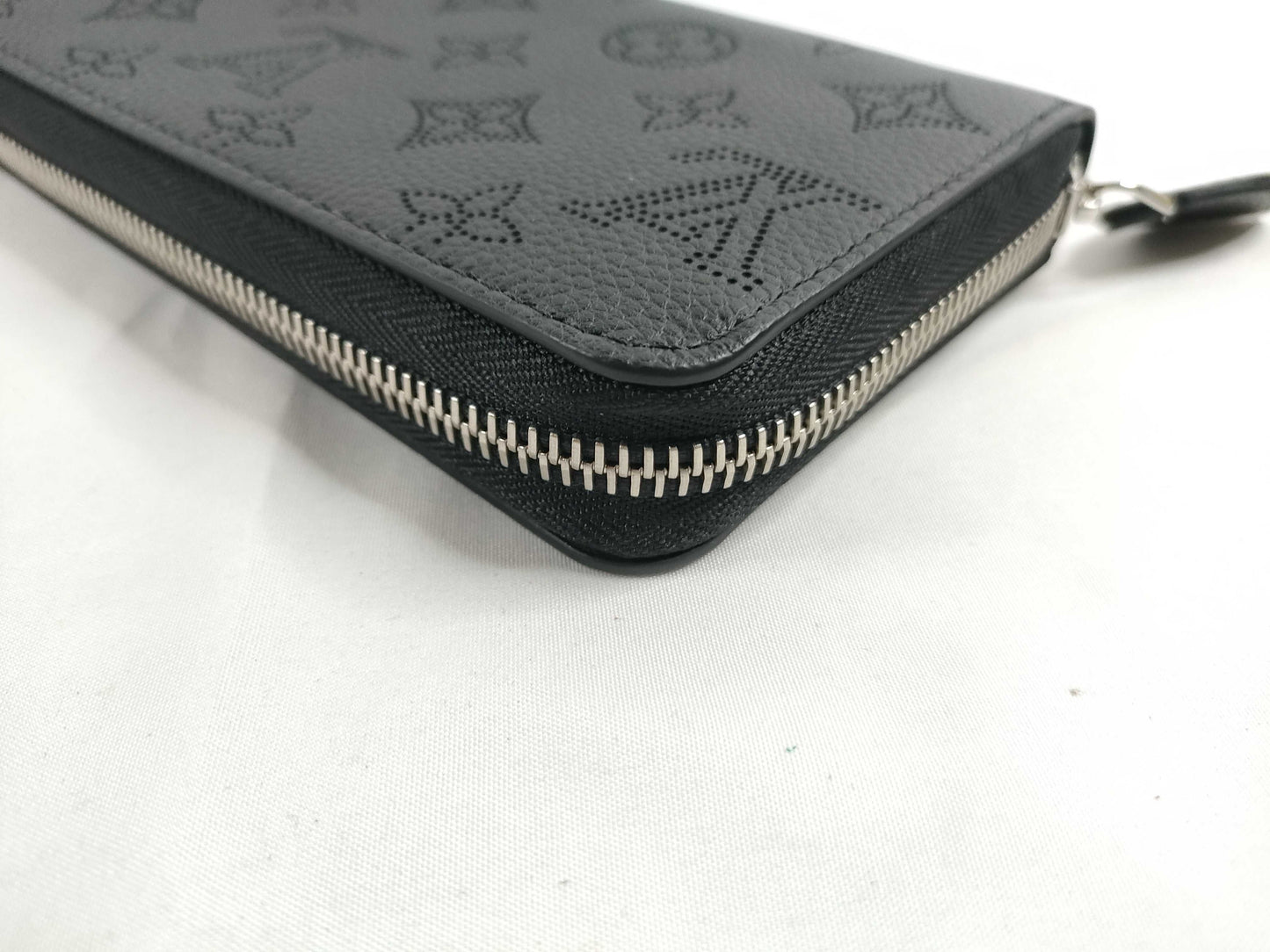 LOUIS VUITTON M61867 Mahina Louis Vuitton Zippy Wallet Noir Box Dust Bag Wallet