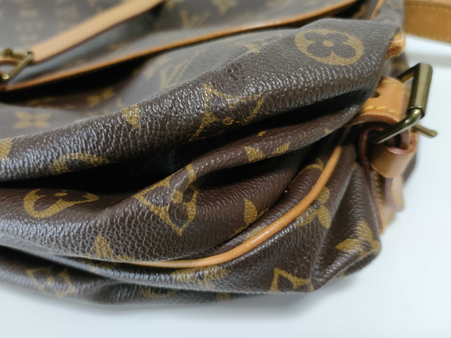 LOUIS VUITTON M42256 Monogram Louis Vuitton Saumur Monogram Shoulder Bag