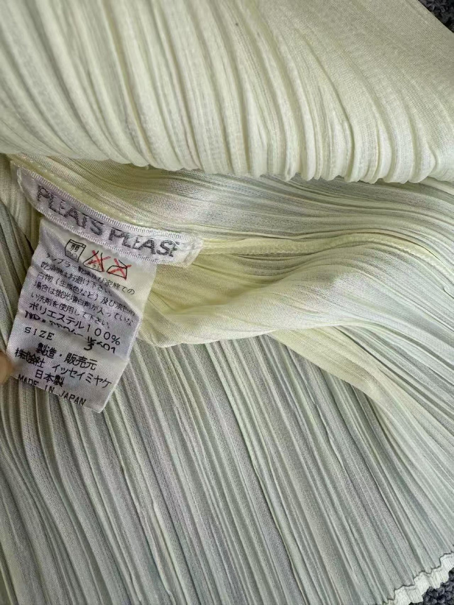 ISSEY MIYAKE PLEATS PLEASE creamy white top size 3 top