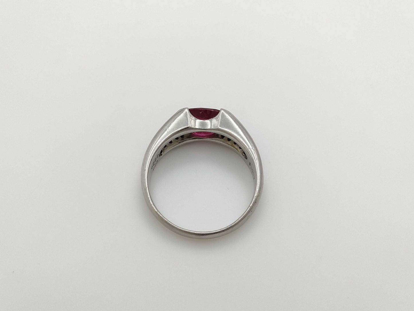 2.22ct colored stone, 0.23ct diameter, PT900, 8.9g ring