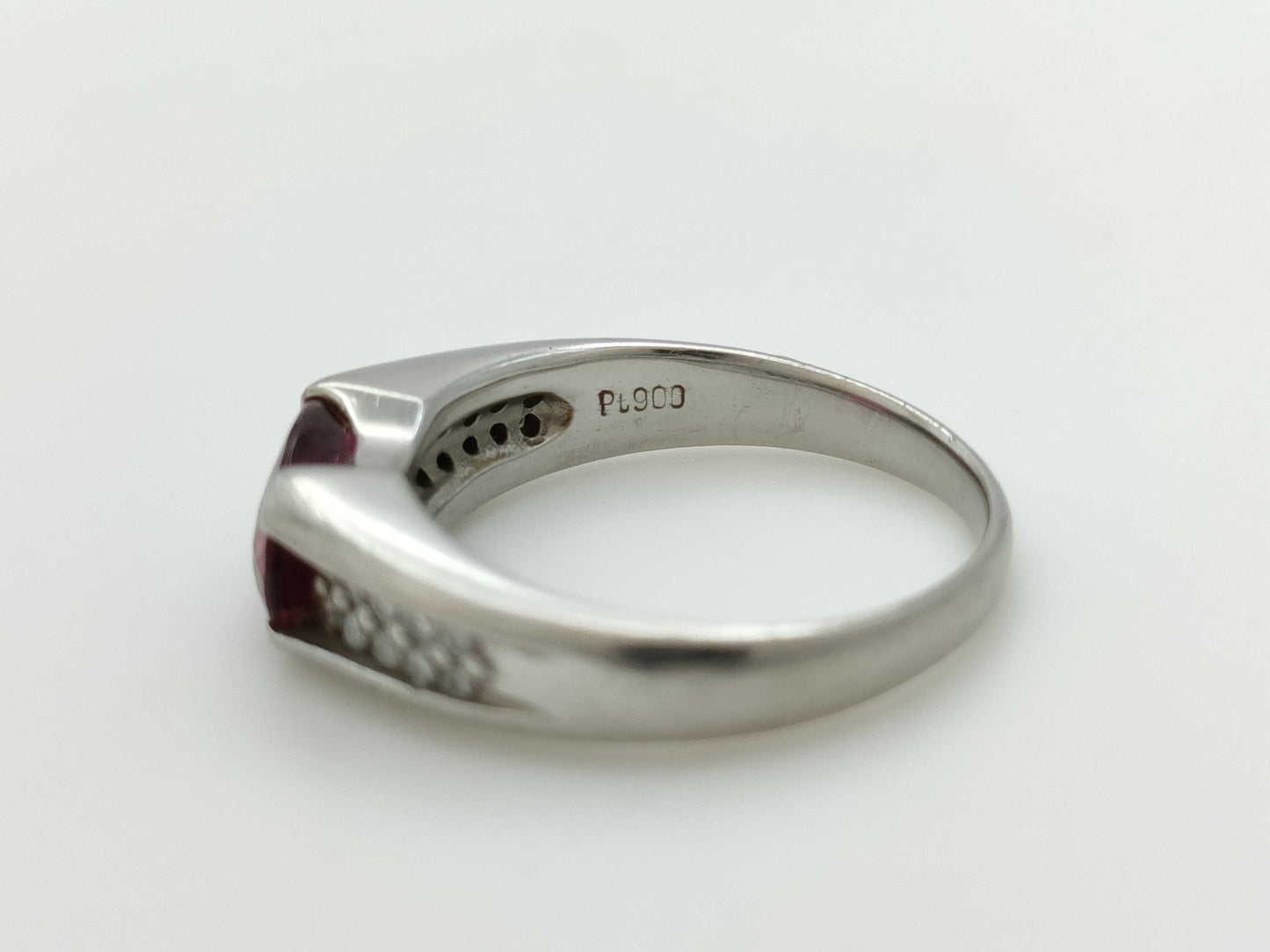 2.22ct colored stone, 0.23ct diameter, PT900, 8.9g ring