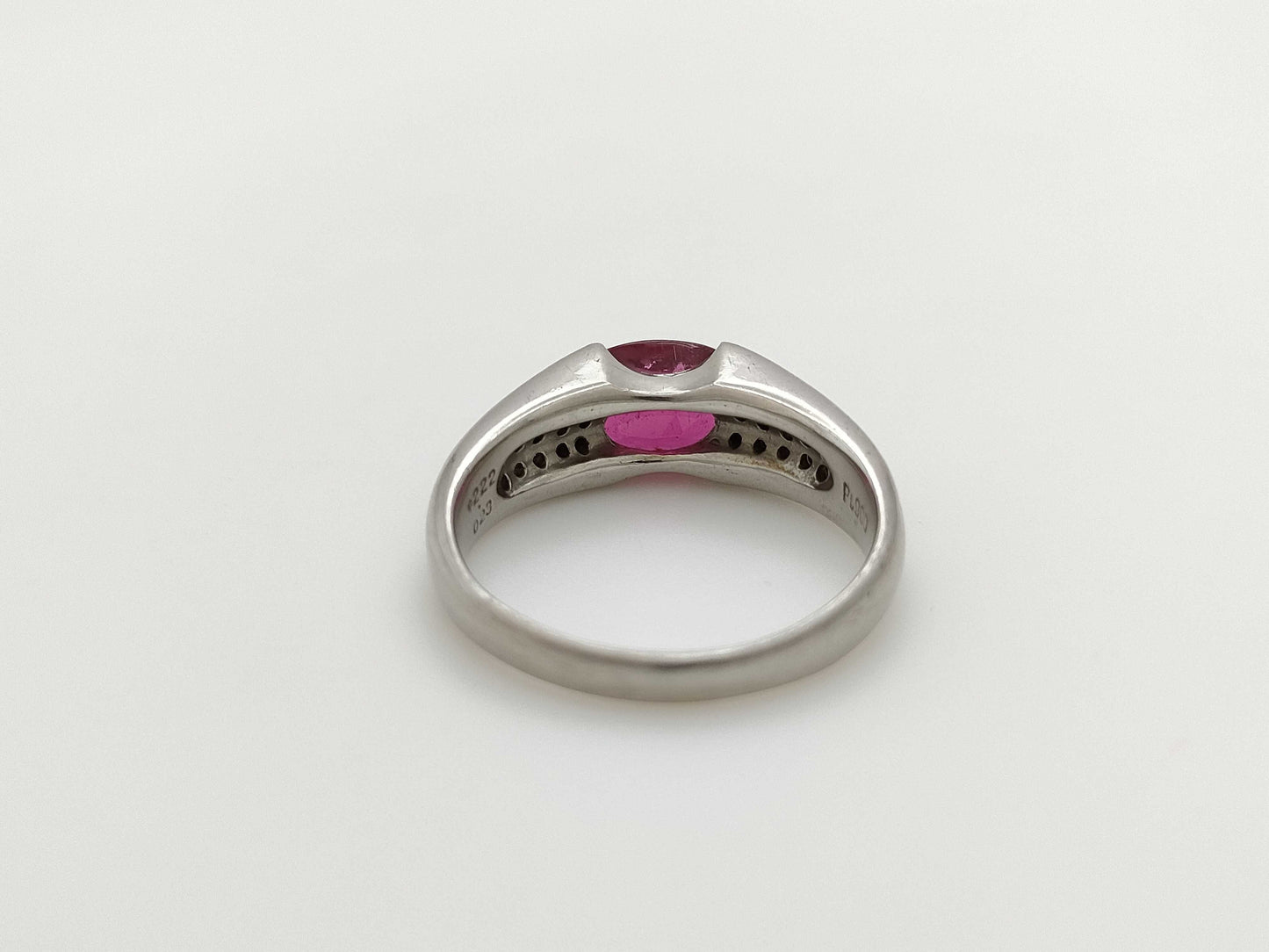 2.22ct colored stone, 0.23ct diameter, PT900, 8.9g ring