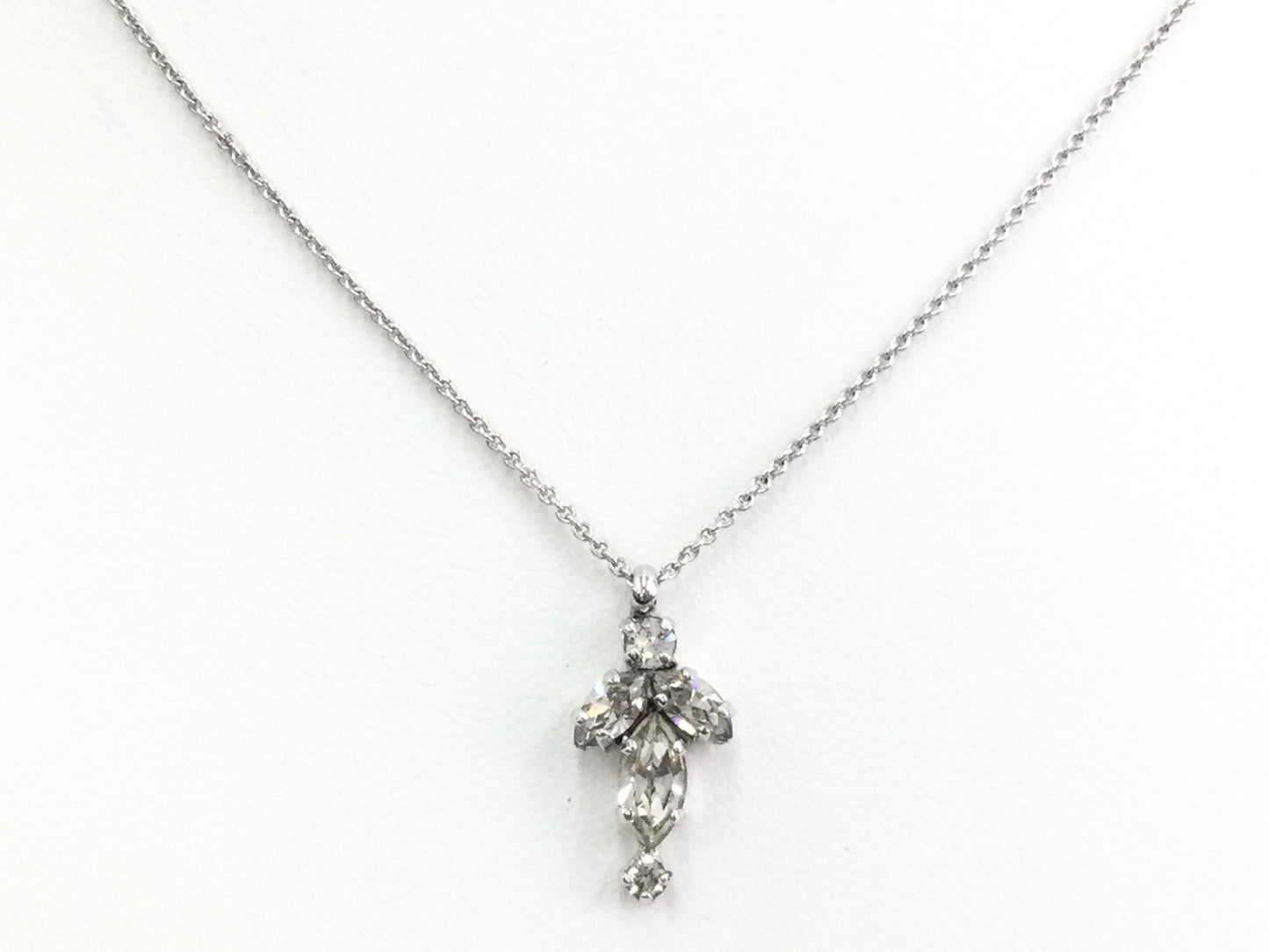 Dior necklace pendant with approximately 43cm chain