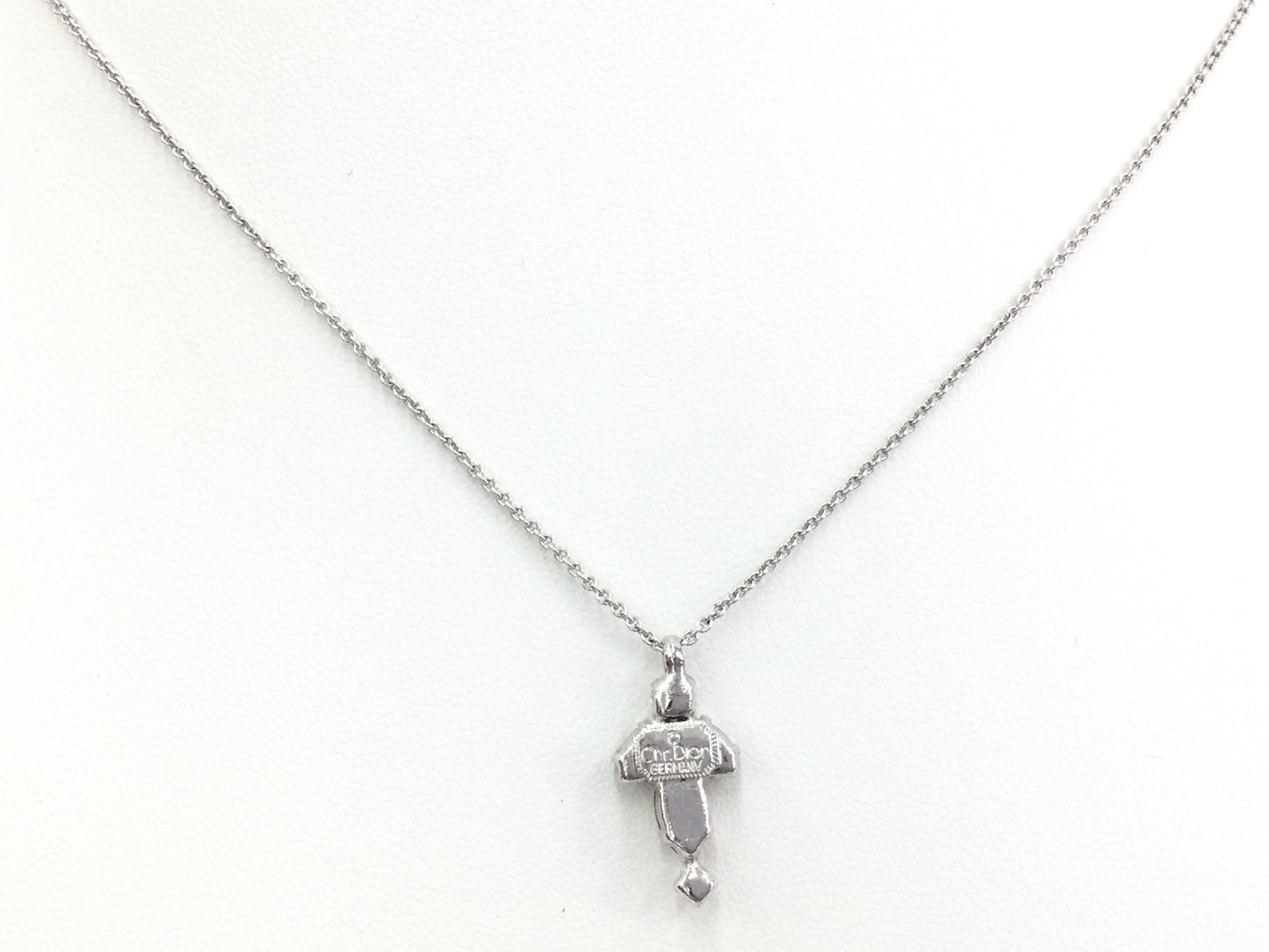 Dior necklace pendant with approximately 43cm chain