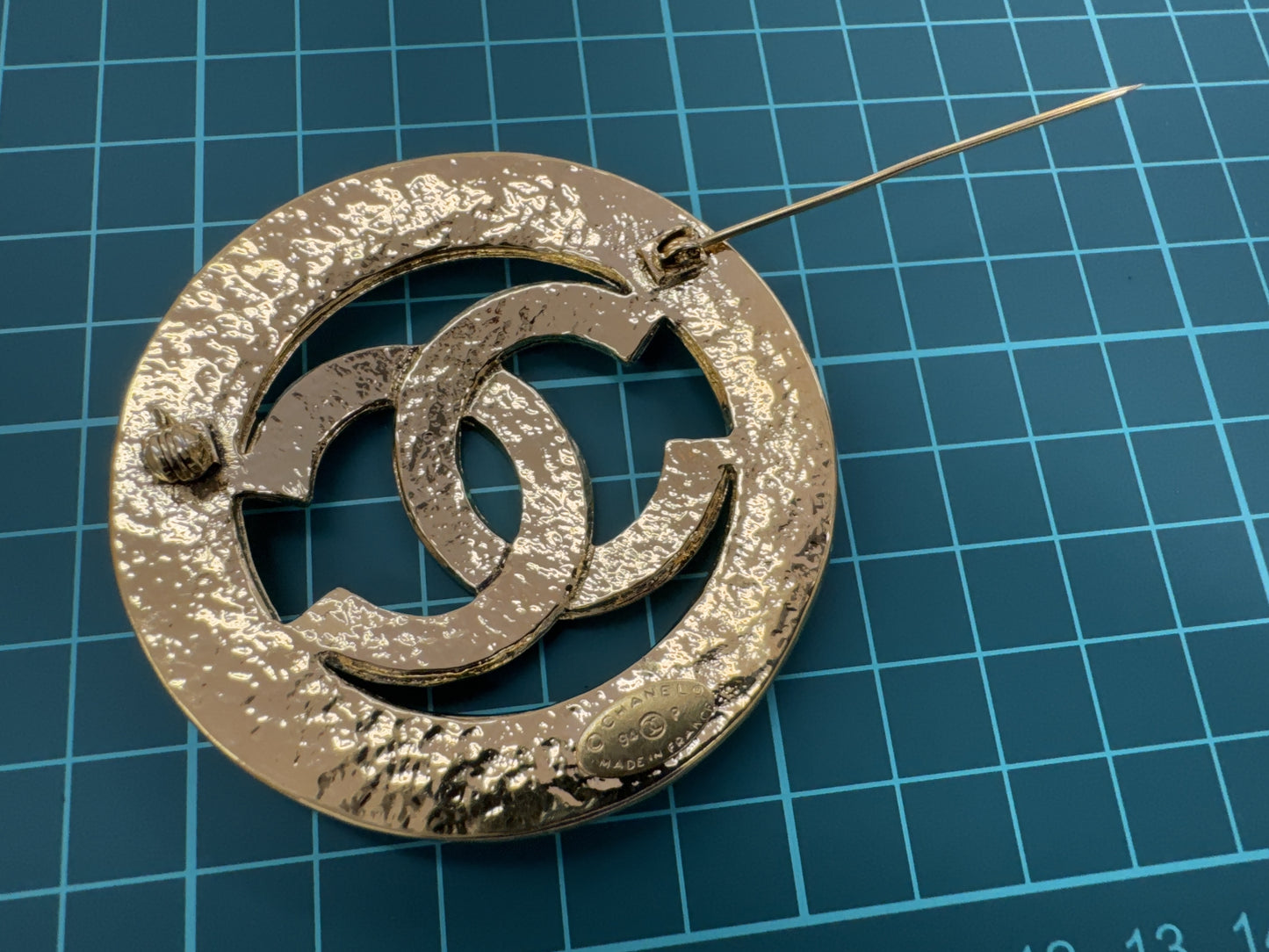 CHANEL Coco Round Large Brooch with Comments 94P Brooch