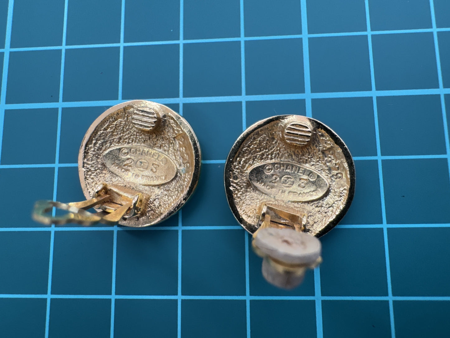CHANEL Lion Vintage Gold Earrings with Comments