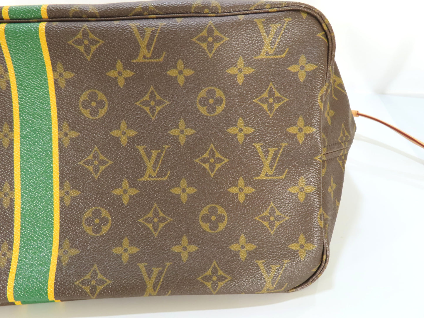 LOUIS VUITTON Monogram Neverfull GM Tote Bag