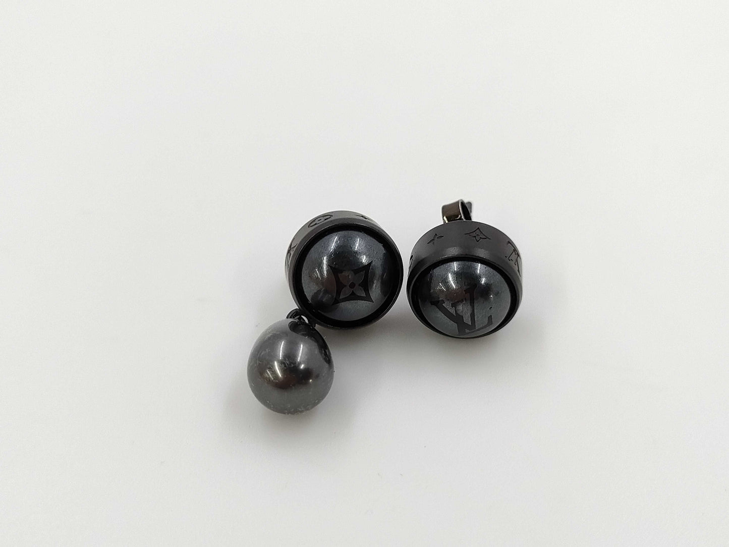 LOUIS VUITTON M02544 Pearl Earrings