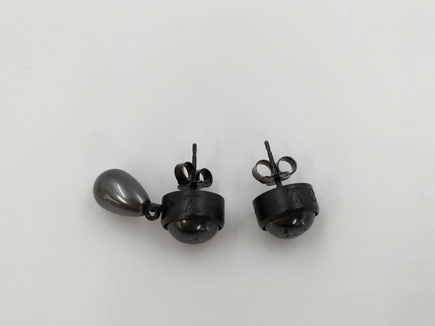 LOUIS VUITTON M02544 Pearl Earrings