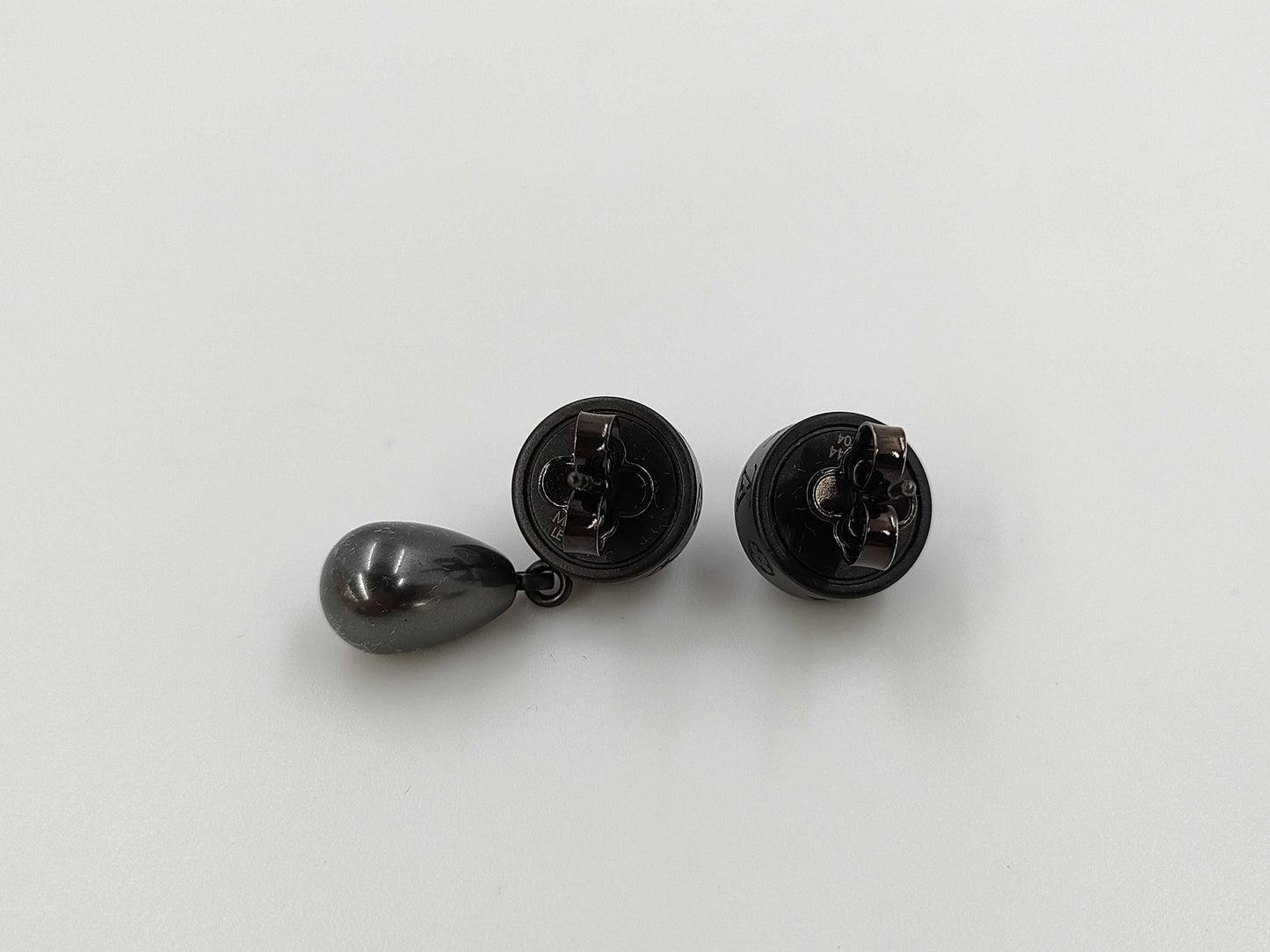 LOUIS VUITTON M02544 Pearl Earrings