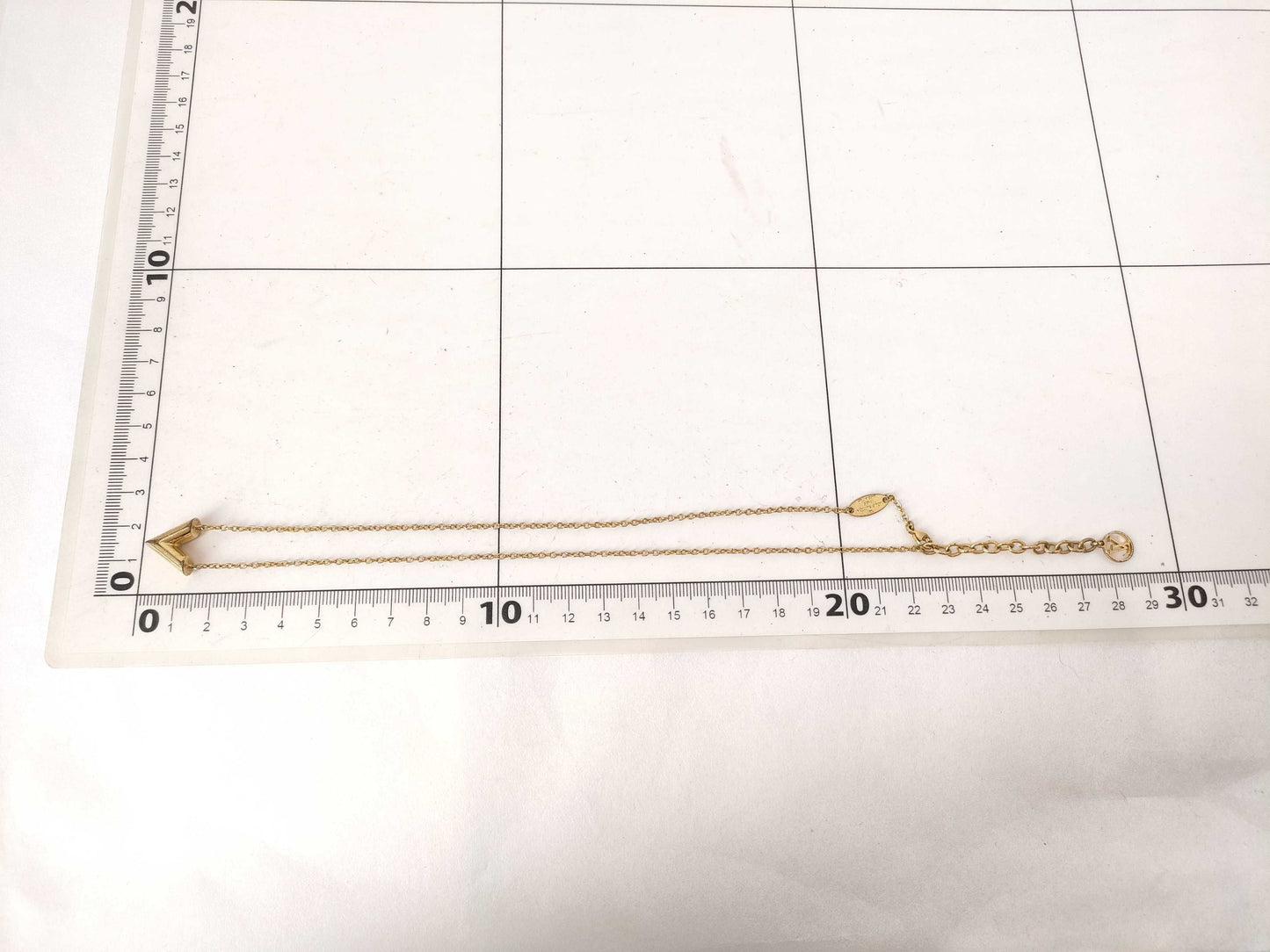 LOUIS VUITTON Essential V Necklace Necklace
