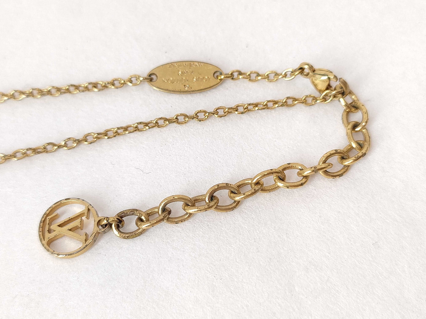 LOUIS VUITTON Essential V Necklace Necklace