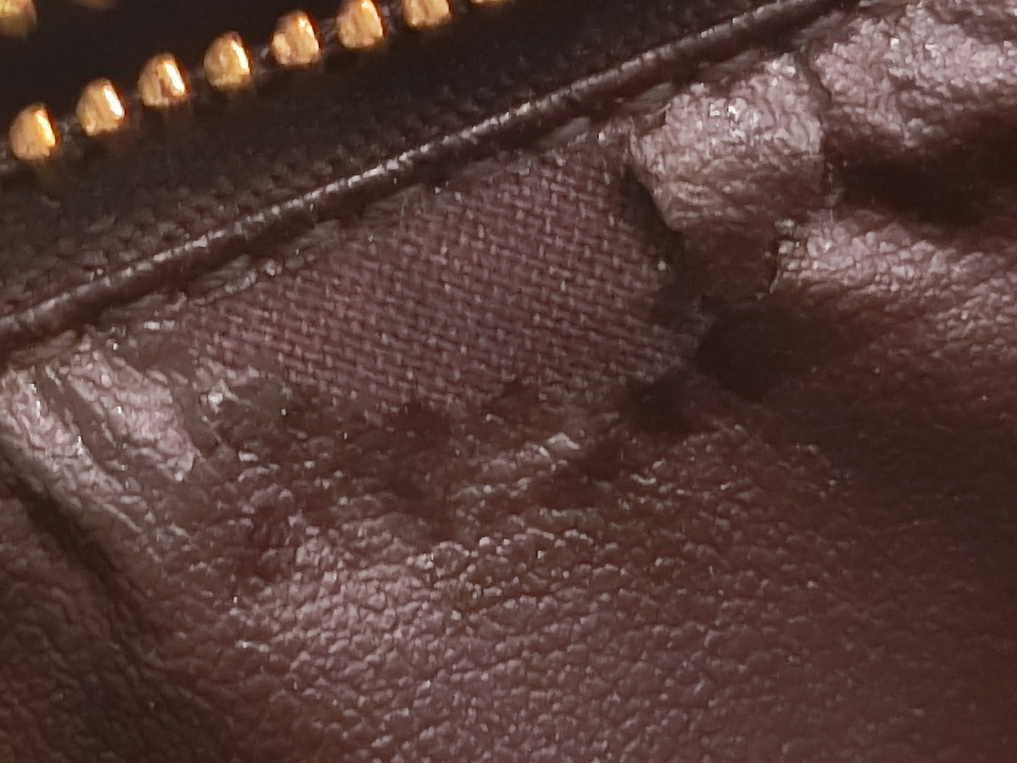 LOUIS VUITTON Vernis Amaranth Zippy Wallet