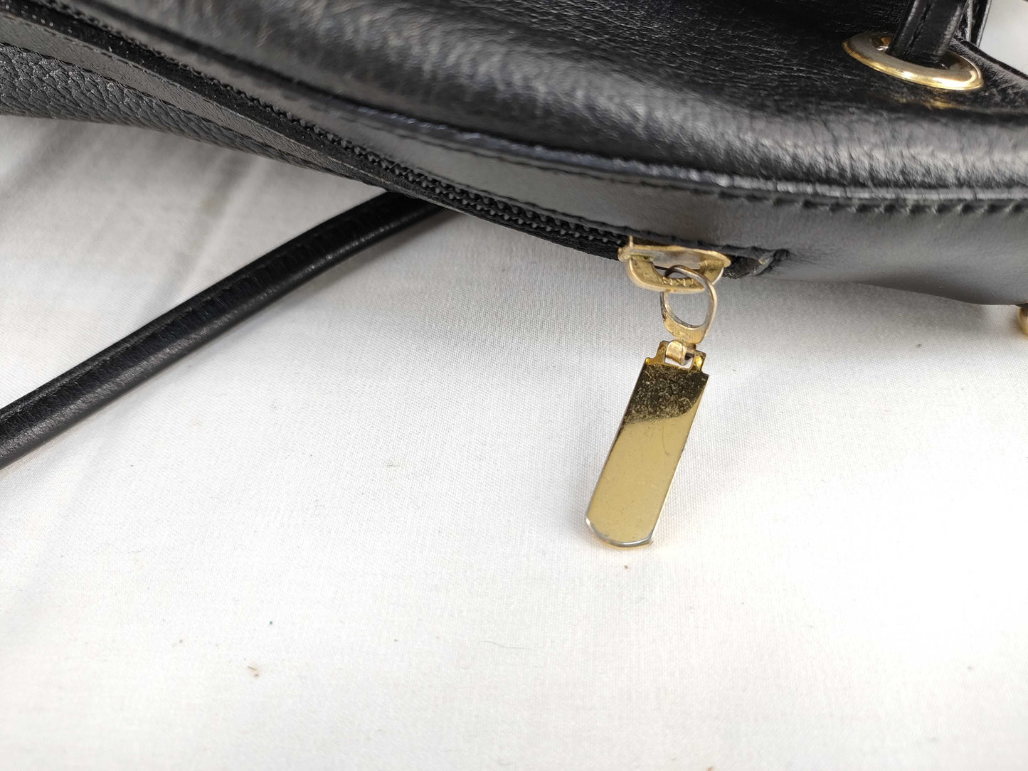 BURBERRY Drawstring Leather Shoulder Bag