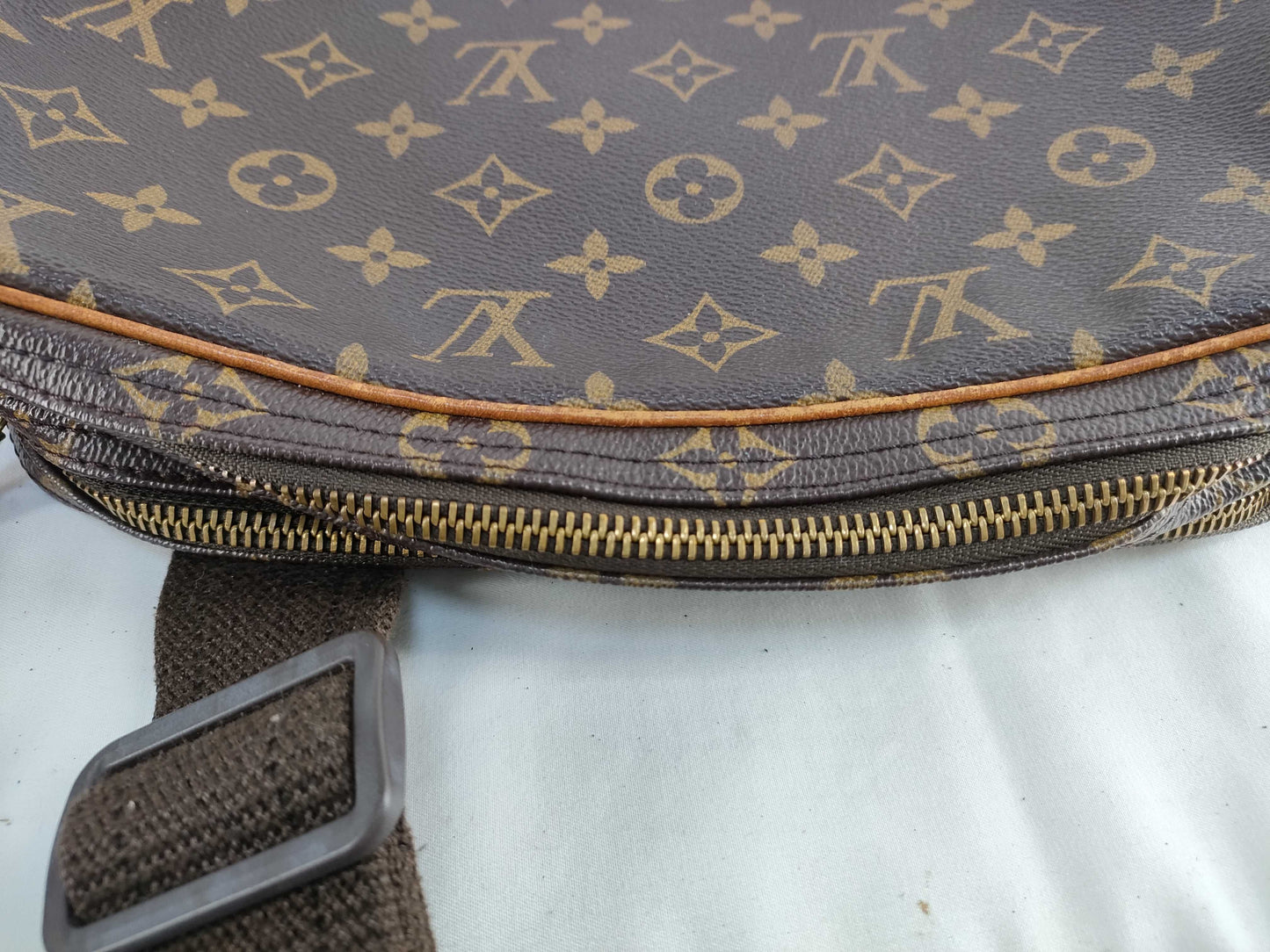 LOUIS VUITTON Monogram LV Reporter Shoulder Bag