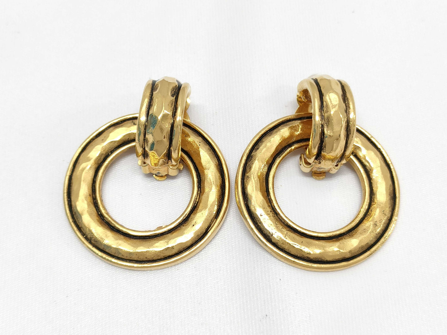 CHANEL Round Earrings with Rice