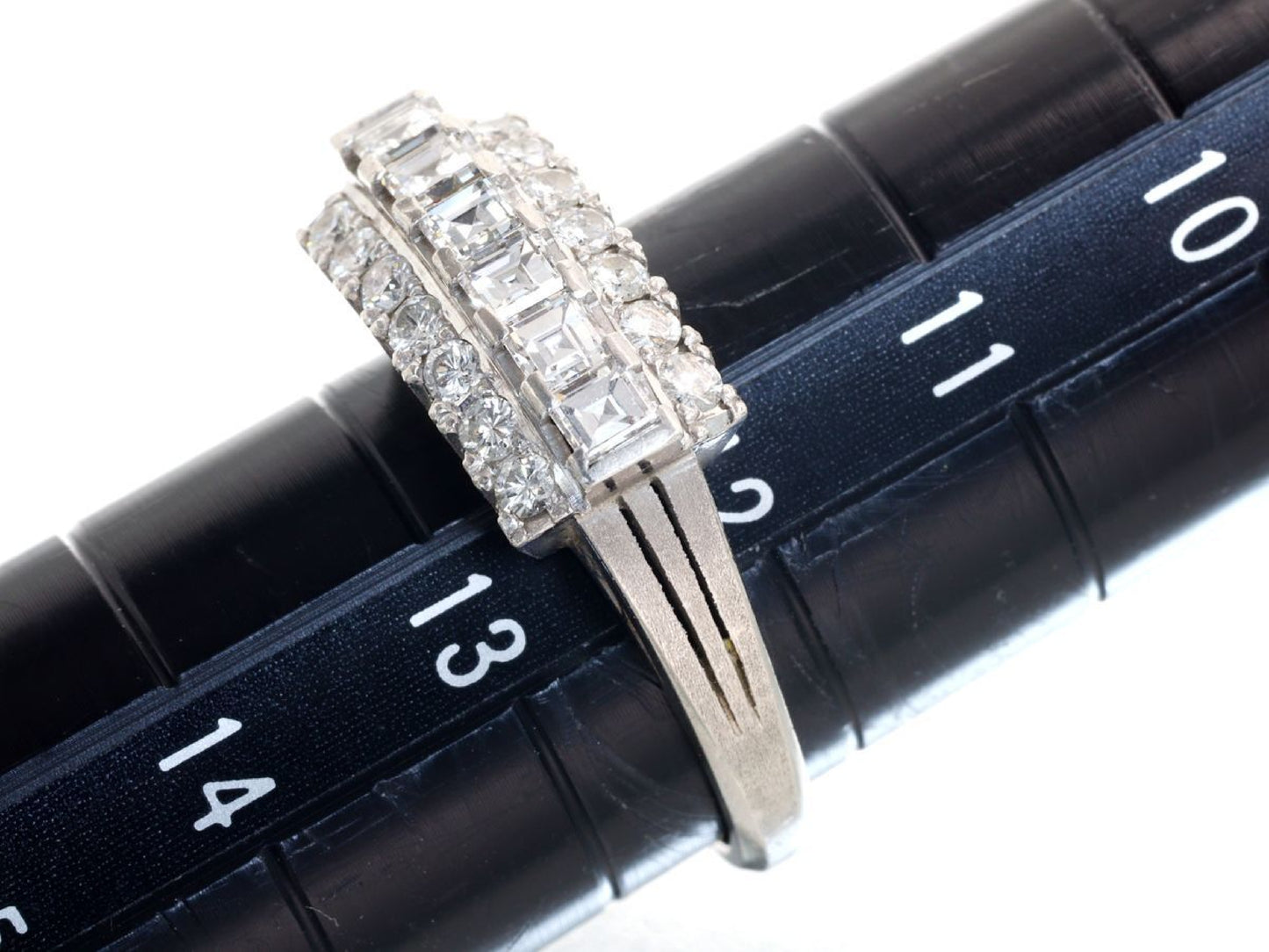 D0.57/0.33ct Pt900 5.9g Ring